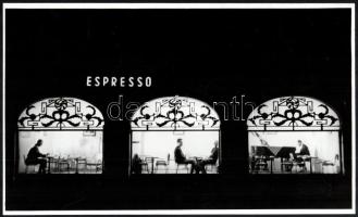 cca 1965 Budapest, zenés ,,espresso esti kivilágításban, 1 db vintage fotó, ezüst zselatinos fotópapíron, 18x30 cm