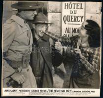 cca 1937 ,,The Figting 69th című amerikai film egy jelenete angolul feliratozva, 1 db vintage produkciós filmfotó ezüst zselatinos fotópapíron, rajzlapra felragasztva, Pánczél György (1920-?) filmtörténész hagyatékából (film- és színházifotó gyűjteményéből), 19x19 cm