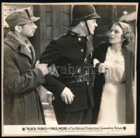 cca 1935 ,,Black Fury" című amerikai film egy jelenete angolul feliratozva, 1 db vintage produkciós filmfotó ezüst zselatinos fotópapíron, rajzlapra felragasztva, Pánczél György (1920-?) filmtörténész hagyatékából (film- és színházifotó gyűjteményéből), 17x19 cm