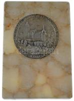 Tóth Gyula (1893-1970) 1959. "A Szakszervezeti Üdültetés 10-ik évfordulójára 1949-1959" Zn emlékérem márványtalpon (60mm) T:AU