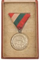 ~1950. Rákosi-címeres ezüstözött fém díjérem Kádár-címeres tokban (35mm) T:XF