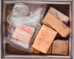 Régi cigaretta témájú tétel értékes darabokkal: bontatlan pipadohány, szivarkapapírok, fém és papír cigarettás dobozok