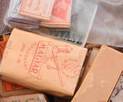 Régi cigaretta témájú tétel értékes darabokkal: bontatlan pipadohány, szivarkapapírok, fém és papír ...