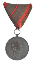 1918. "Sebesültek Érme" Zn kitüntetés egy sebesülés után járó mellszalaggal. Szign.: R. Placht T:XF Hungary 1918. "Wound Medal" Zn decoration with ribbon after one wounds. Sign.: R. Placht C:XF NMK 328.