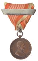 1914. "Ferenc József Bronz Vitézségi Érem, ismételt adományozás" bronz kitüntetés eredeti mellszalagon, ismétlőpánttal. Szign.: Tautenhayn T:XF Hungary 1914. "Franz Joseph Medal for Bravery bronze, awarded for the second time" bronze medal with original ribbon and award band. Sign.: Tautenhayn C:XF NMK 138.