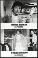 cca 1975 ,,A második utca foglyai című amerikai film jelenetei és szereplői, 4 db vintage produkciós filmfotó ezüst zselatinos fotópapíron, a használatból eredő (esetleges) kisebb hibákkal, 18x24 cm