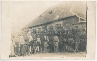 1917 Mádéfalva, Siculeni; Német katonák a helyiekkel / WWI German military, soldiers with locals. photo (fl)