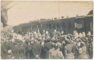 1922 Gyulafehérvár, Alba Iulia; Sosirea / Ferdinánd román király és felesége, Mária királyné koronázási ünnepsége, megérkezés a vasútállomáson / coronation ceremony of King Ferdinand and Marie, Queen of Romania, arrival at the railway station. photo (EB)