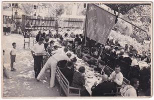 Újmoldova, Neumoldowa, Bosneag, Moldova Noua; Sfatul negustoresc / étterem kertje vendégekkel és pincérekkel / restaurant garden with guests and waiters. photo (EK)