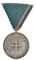 1922. "Magyar Ezüst Érdemérem" jelzetlen Ag kitüntetés nem saját mellszalagon T:XF ph. / Hungary 1922. "Hungarian Silver Medal of Merit / SI DEUS PRONOBIS QUIS CONTRA NOS MCMXXII" Ag decoration on not own ribbon, without hallmark C:XF edge error NMK 390.