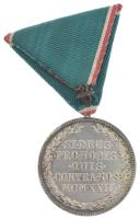 1922. "Magyar Ezüst Érdemérem" jelzetlen Ag kitüntetés nem saját mellszalagon T:XF ph. / H...