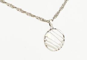 Ezüst(Ag) csavart nyaklánc, áttört kerek medállal, jelzett, h: 54 cm, d: 1,8 cm, nettó: 8,1 g