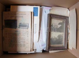 Nagy átnézetlen hagyaték tétel fél papíros-doboz okmány, levelek, fényképek