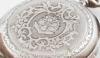 Kisméretű, antik Remontoir zsebóra, duplafedeles, díszes ezüstözött tokkal, jelzett, 10 köves szerke...