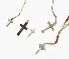 3 feszület: zománcozott fém, fa. 4-6 cm + 2 olvasó