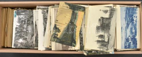 Kb. 1900 db főleg RÉGI francia város képeslap dobozban, vegyes minőség / Cca. 1900 pre-1950 French town-view postcards in a box, mixed quality