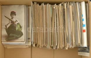 Kb. 400 db RÉGI első világháborús főleg francia katonai képeslap dobozban / Cca. 400 pre-1950 WWI mostly French military postcards in a box