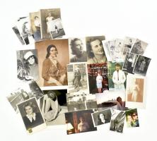 35 db hölgyeket ábrázoló, vegyes régi és modern fotó + 1 db művészi aktfotóval illusztrált üdvözlőlap