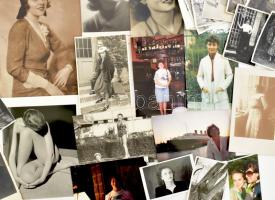 35 db hölgyeket ábrázoló, vegyes régi és modern fotó + 1 db művészi aktfotóval illusztrált üdvözlőla...