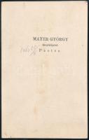 1863 Hölgy egész alakos portréja, keményhátú fotó Mayer György pesti műterméből, 10,5×6,5 cm