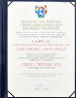 2019 A Csepel SC 1958-59-es magyar bajnoki címet megszerző labdarúgócsapatának adományozott Csepel Örökség díj oklevele, Borbély Lénárd polgármester autográf aláírásával, eredeti műbőr mappában