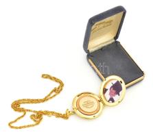 Zsebóra kivitelezésű aranyozott fém zenélő fényképtartó, díszdobozban, d: 4,5 cm