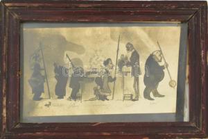 cca 1910 Tudósokat ábrázoló karikatúráról készült korabeli fotó, üvegezett keretben, a képen későbbi horogkeresztes pecsét. 22x16 cm