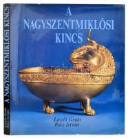 László Gyula-Rácz István: A nagyszentmiklósi kincs. Bp., 1978, Corvina. Második kiadás. László Gyula rajzaival, Rácz István fényképeivel illusztrált. Kiadói egészvászon-kötés, kiadói papír védőborítóban apró sérüléssel.