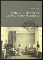 Szalai Zsolt: Fénnyel írt élet. Skopáll József talbotípiái. Rómer Flóris Művészeti és Történeti Múzeum katalógusai. Új sorozat 5. Győr, 2021., Rómer Flóris Művészeti és Történeti Múzeum. Gazdag képanyaggal, Skopáll József győri fotós képeivel illusztrált. Kiadói papírkötés.   William Henry Fox Talbot (1800-1877) angol utazó, matematikus, botanikus, nyelvész, asszirológus, régész, a talbotípia (kalotípia) néven ismert fotóeljárás kifejlesztője. 1841-1857 között volt általános. A fényképezés első évtizedében gyakorlatilag ez volt az egyetlen eljárás, amely papírképet eredményezett.  Skopáll (1814-1870) győri fényképész, 1848-ba nyitotta meg dagerrotípiai és talbotípiai műtermét Győrben. Bár maga a talbotípia helyett a papírképek megnevezést használta. 1850-1852 között több száz talbotípiát készített, amelyek közül 249 pozitív és 3 negatív kép a győri Rómer Flóris Művészeti és Történeti Múzeum gyűjteményét gazdagítja.