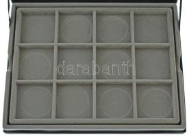 2db érmetartó kazetta egy kivehető tálcával, összesen 24 50x50mm-es férőhellyel. Használt állapotban