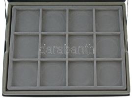 2db érmetartó kazetta egy kivehető tálcával, összesen 24 50x50mm-es férőhellyel. Használt állapotban