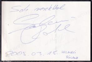 Selmeczi Roland (1969-2008) színpadi, film- és szinkronszínész aláírása egy őt ábrázoló fotó hátolda...