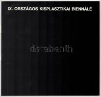 IX. Országos Kisplasztikai Biennálé. Pécs, 1983. Szerk.. Romváry Ferenc. Borító- és plakátterv: Pinc...