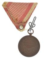 1917. "Károly Bronz Vitézségi Érem" bronz kitüntetés sérült, kopott mellszalaggal. Szign.:...