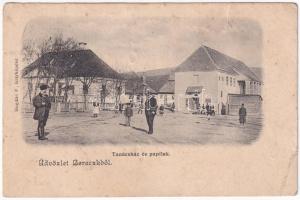 Bereck, Bereczk, Bretcu; Tanácsház és paplak. Bogdán F. fényképész / town hall, parish (r)