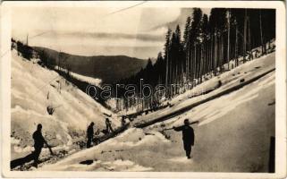 1944 Tiszabogdány, Bohdan; Lipoveczi völgy, a szálfának csusztatóba indítása. Perl Hermann kiadása / valley, woodcutters, sliding tree (EK)