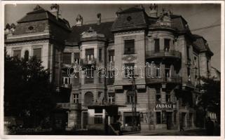 1943 Újvidék, Novi Sad; utca, Vadász Béla üzlete / street view, shop. photo
