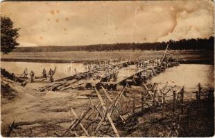 Üdvözlet a hidász ünnepről! Hídverés a Styr folyón. A budapesti hidászok özvegy és árva alapja javára / WWI Austro-Hungarian K.u.K. military pontooners building a bridge over the Styr river (Ukraine) (fa)