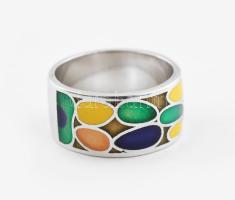 Ezüst(Ag) gyűrű zománcozott díszítéssel, jelzett, méret: 56, bruttó: 6,5 g