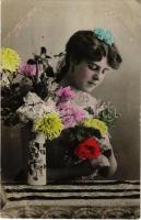 1907 Hölgy virággal / Lady with flowers (EB)