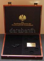 Fa éremtartó kazetta, 6+1 férőhellyel, 33mm átmérőjű érmékhez + tanúsítványokhoz