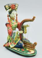 Hátfázó nő, régi kínai porcelán szobor, húrjai sérültek, a porcelán rész hibátlan. Masszába pecsételt és festésbe karcolt jelzéssel, 22x19x11 cm