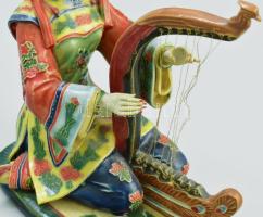 Hátfázó nő, régi kínai porcelán szobor, húrjai sérültek, a porcelán rész hibátlan. Masszába pecsétel...