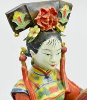 Hátfázó nő, régi kínai porcelán szobor, húrjai sérültek, a porcelán rész hibátlan. Masszába pecsétel...