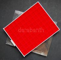 Lindner éremtartó tálca, 80 férőhellyel, 24x24mm, műanyag tok sérült