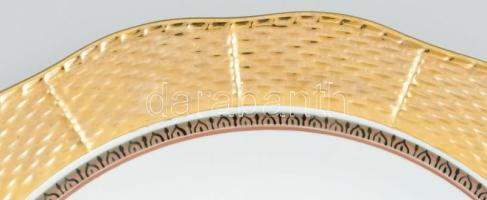 Herendi lovasfogat mintás dísztál, aranyozott peremrésszel, kézzel festett jelenettel. Masszába nyom...