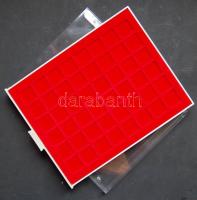 Lindner éremtartó tálca, 48 férőhellyel, 30x30mm, műanyag tok kissé sérült