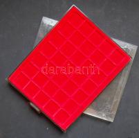 Lindner éremtartó tálca, 35 férőhellyel, 36x36mm, műanyag tok kissé sérült