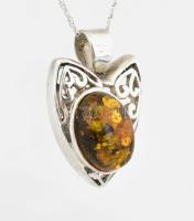 Ezüst(Ag) csavart nyaklánc borostyános medállal, jelzett, h: 46 cm, bruttó: 9,9 g