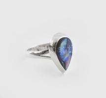 Ezüst(Ag) gyűrű gyöngyházszerű díszítéssel, jelzett, méret: 53, bruttó: 2,2 g